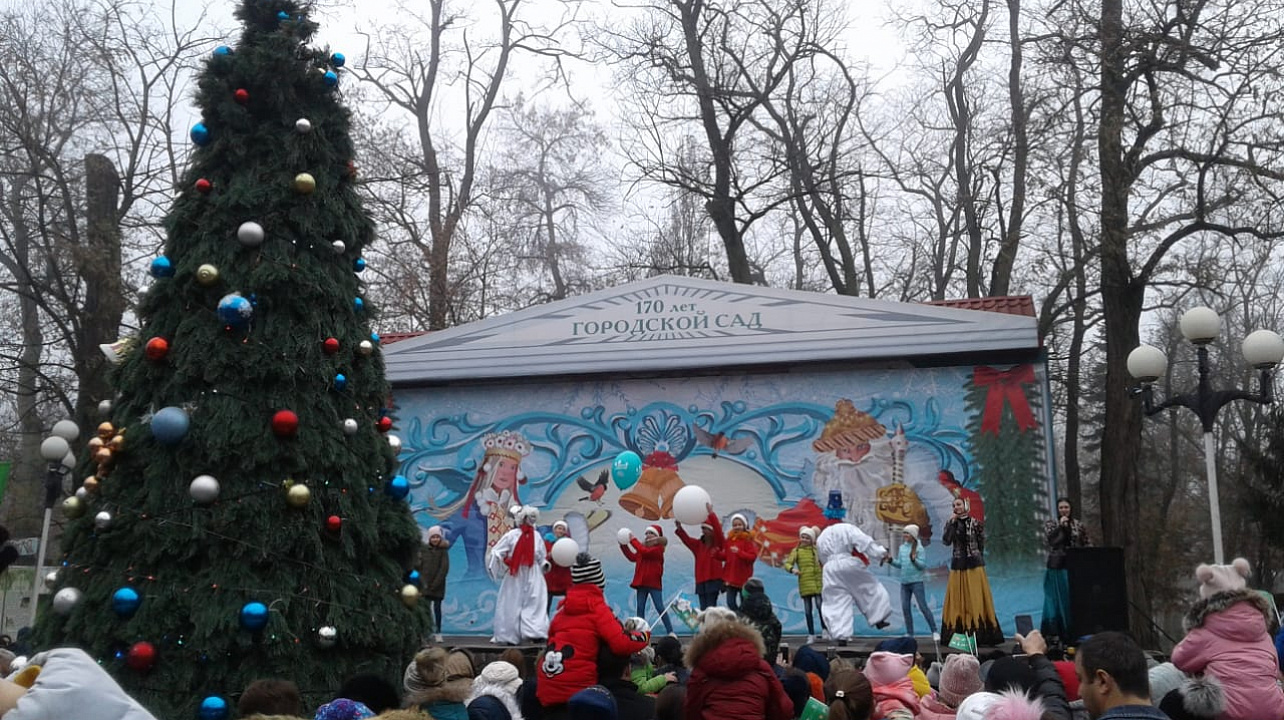 В Городском саду прошла встреча с Дедом Морозом