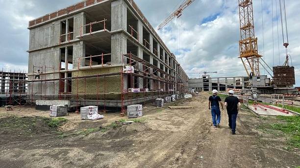 В будущей школе в районе улиц Красных Партизан и Азовской приступили к кирпичной кладке стен