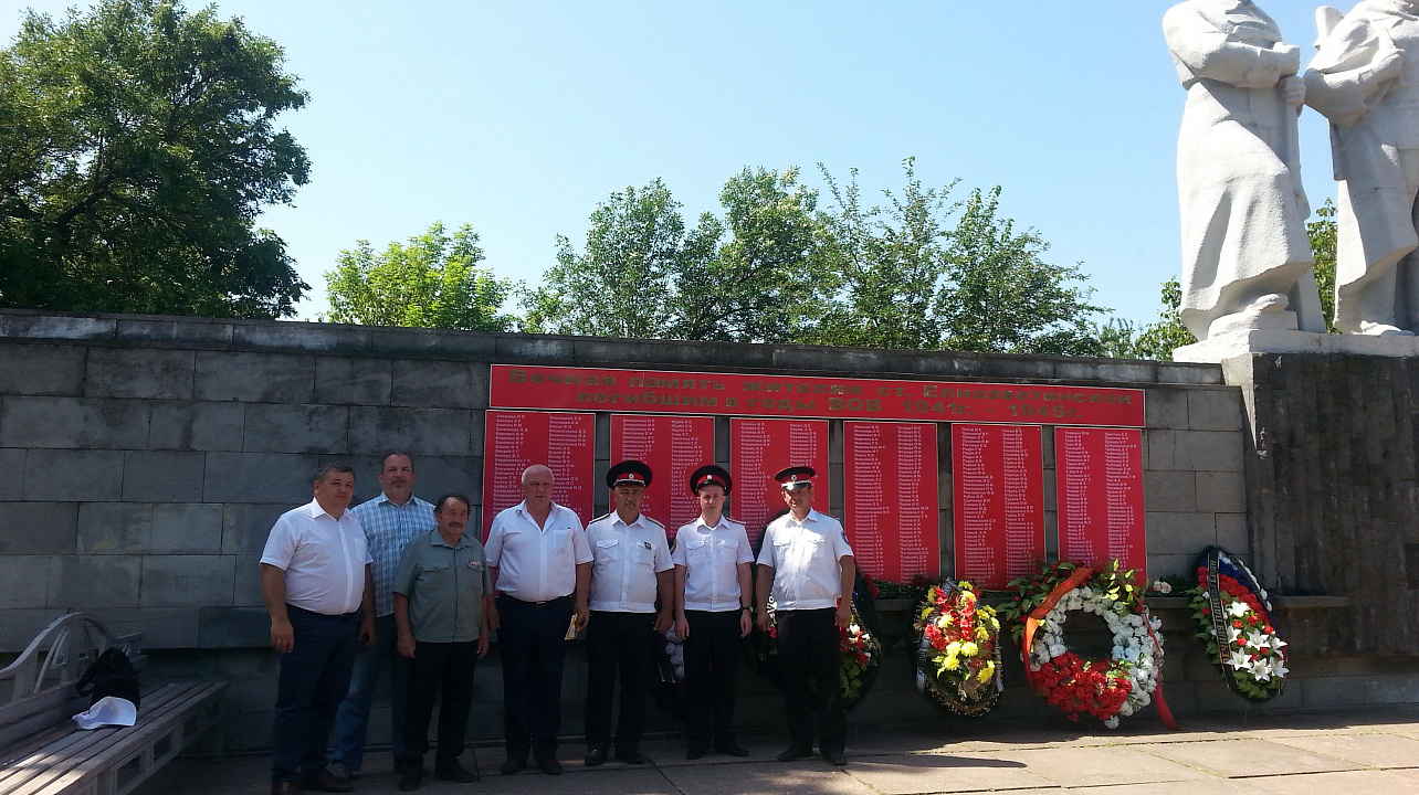 В сквере памяти героев станицы Елизаветинской состоялся митинг в честь Дня памяти и скорби