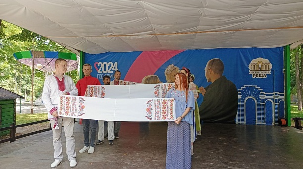 «Лебединая верность» под таким названием в Чистяковской роще прошел праздник, посвященный Всероссийскому дню семьи, любви и верности 