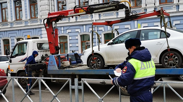 В Краснодаре неправильно припаркованный транспорт отправили на штрафстоянку
