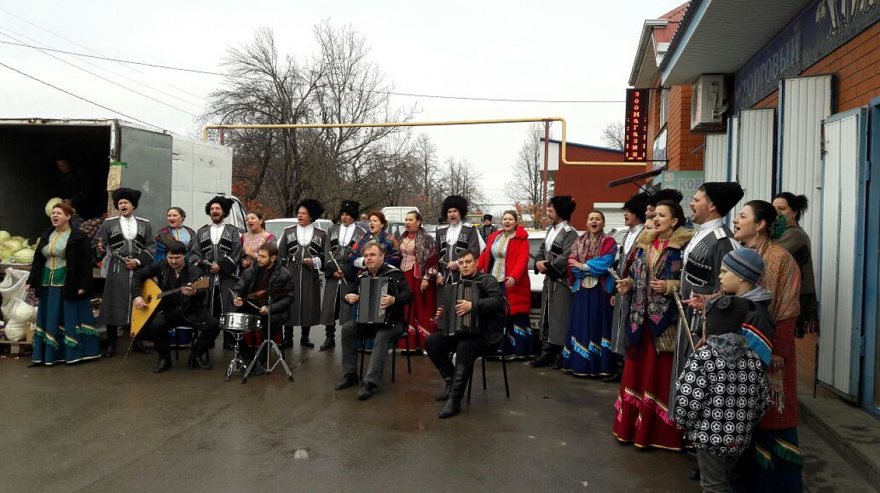 Елизаветинские творческие коллективы выступили на станичной ярмарке