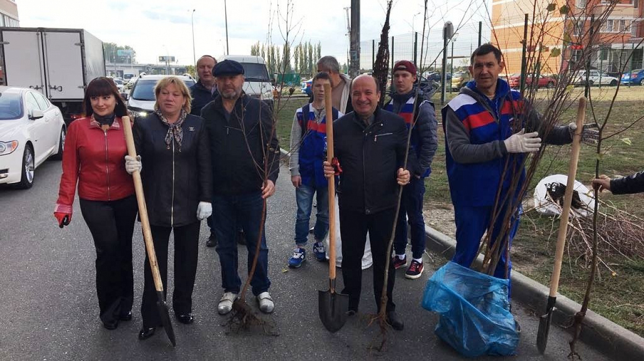 Сотрудники администрации Западного округа приняли участие в субботнике