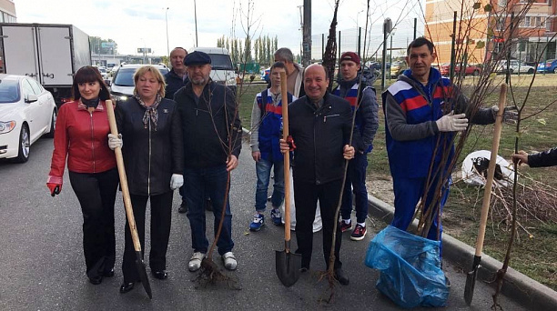 Сотрудники администрации Западного округа приняли участие в субботнике