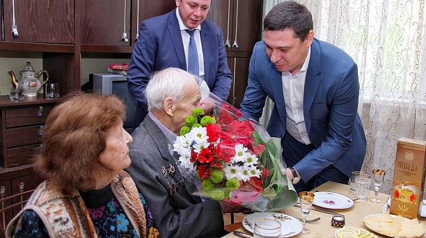 Глава Краснодара поздравил с годовщиной Великой Победы ветерана Николая Легкова