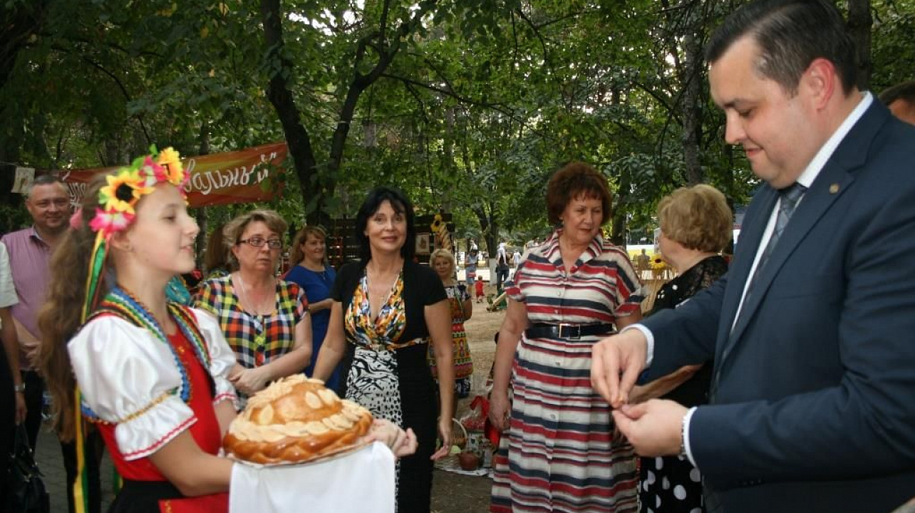 В сквере Фестивальном ко Дню города открыли отреставрированный фонтан