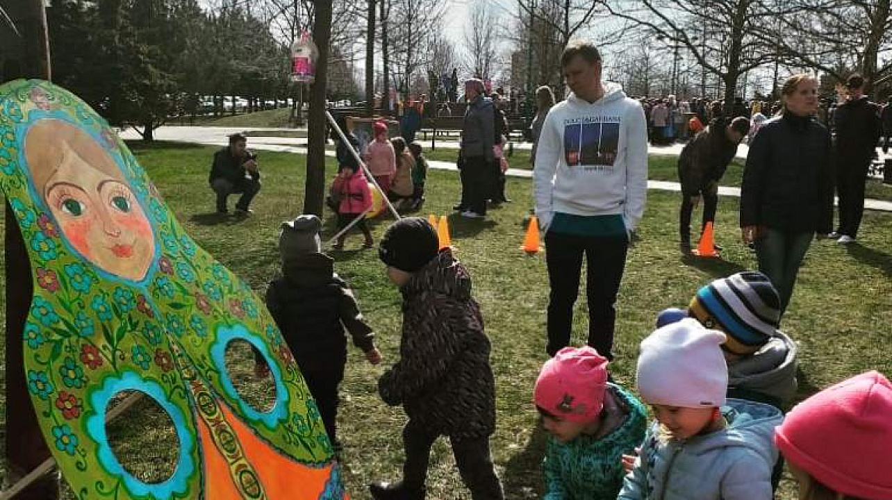 В Западном округе проводили Масленицу