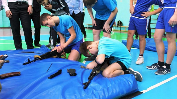 Патриотический месячник завершился в школе №68 военно-спортивными играми