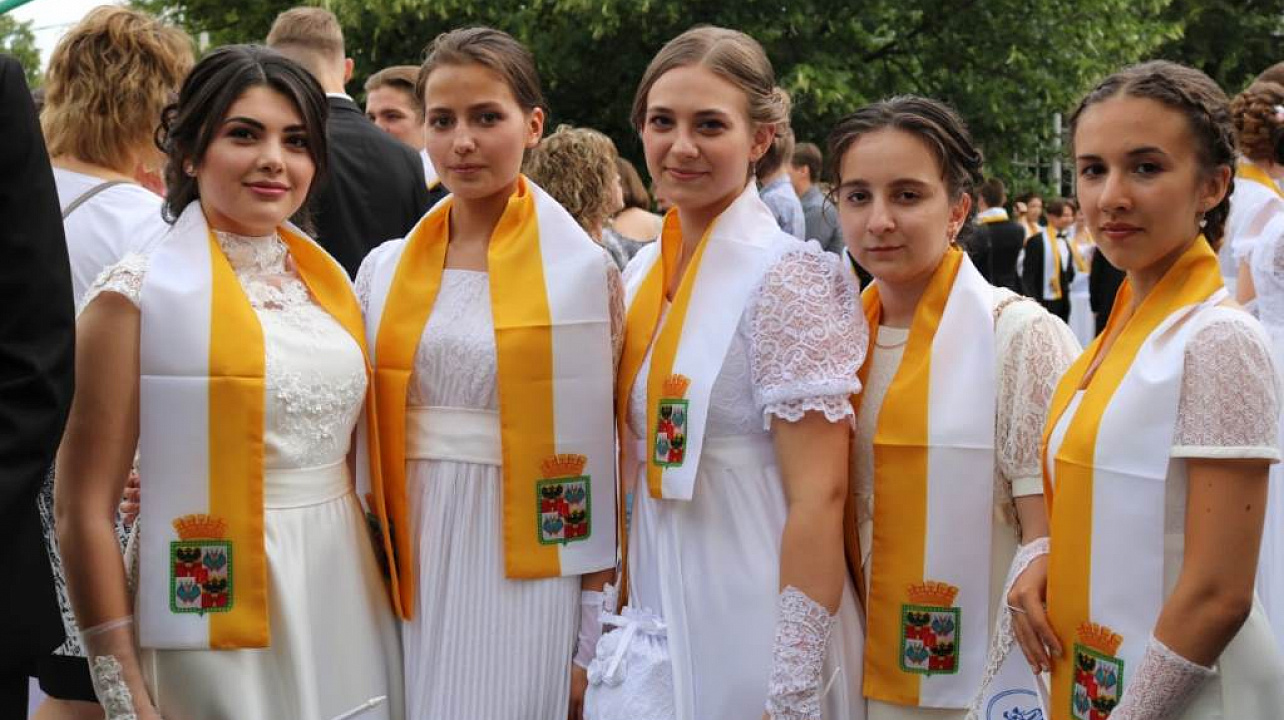 Лучшие выпускники школ Западного округа побывали на Губернаторском балу