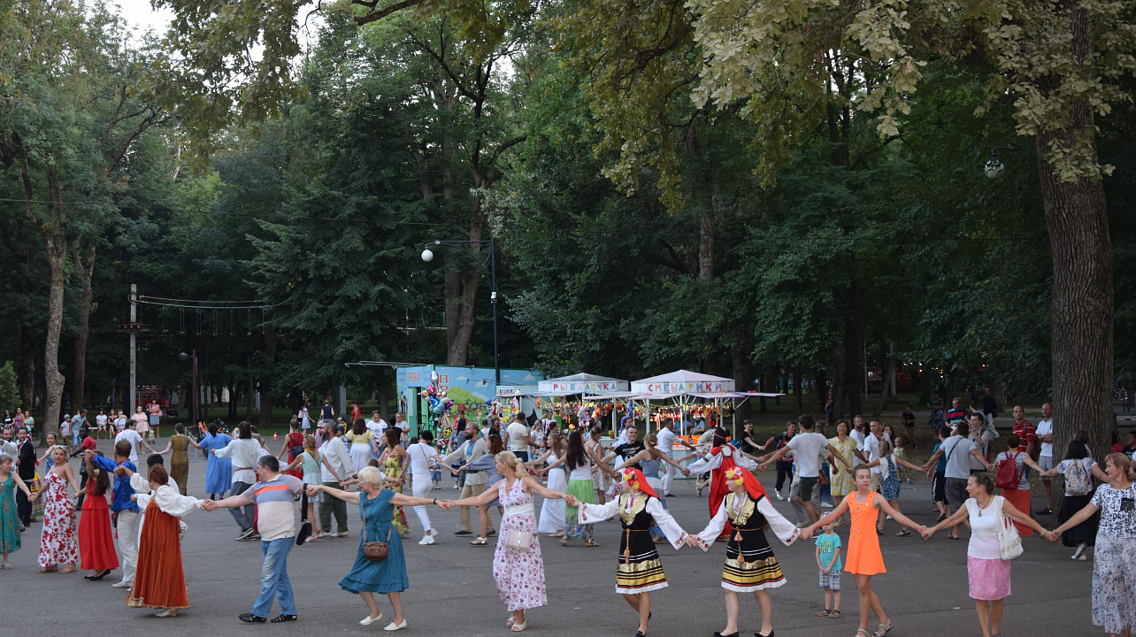 В Краснодаре представители различных национальностей взялись за руки в едином хороводе (7).JPG