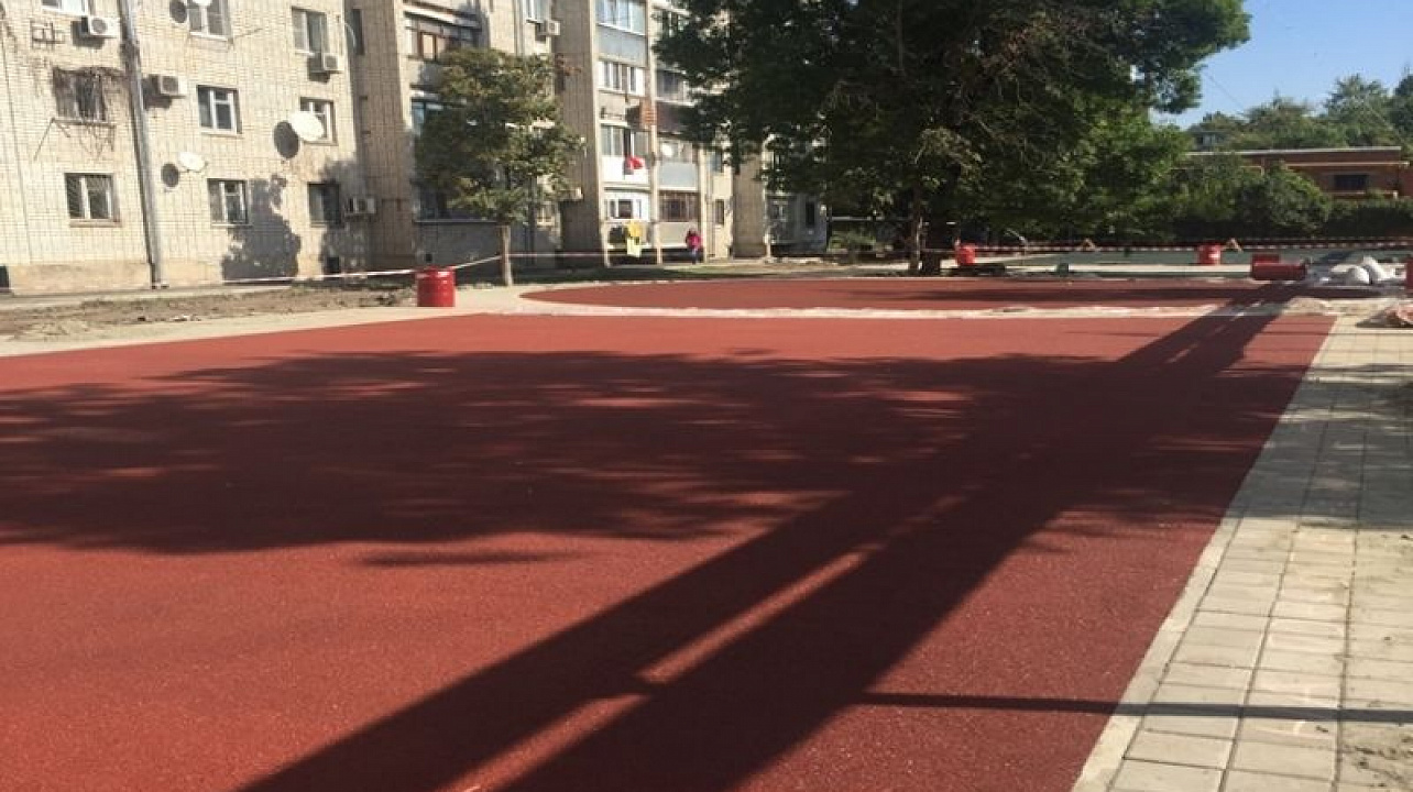 В пос. Лорис и по ул. Новороссийской выполнена треть работ по благоустройству дворовых территорий