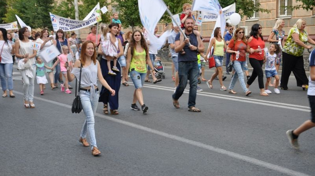 Семейный марш прошел по улицам Краснодара.jpg