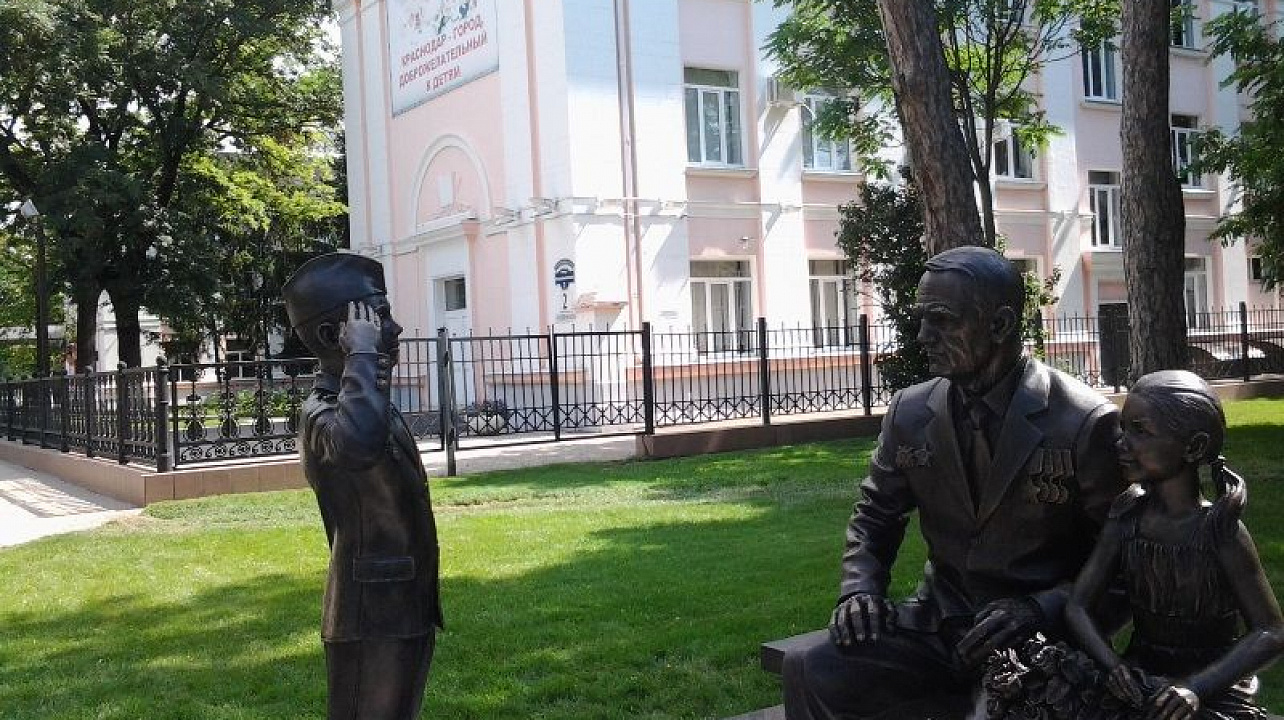 На территории Центрального округа открыта скульптурная композиция «Связь поколений»