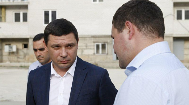 Евгений Первышов проверил темпы работ по достройке домов «Таурас-96» в Краснодаре