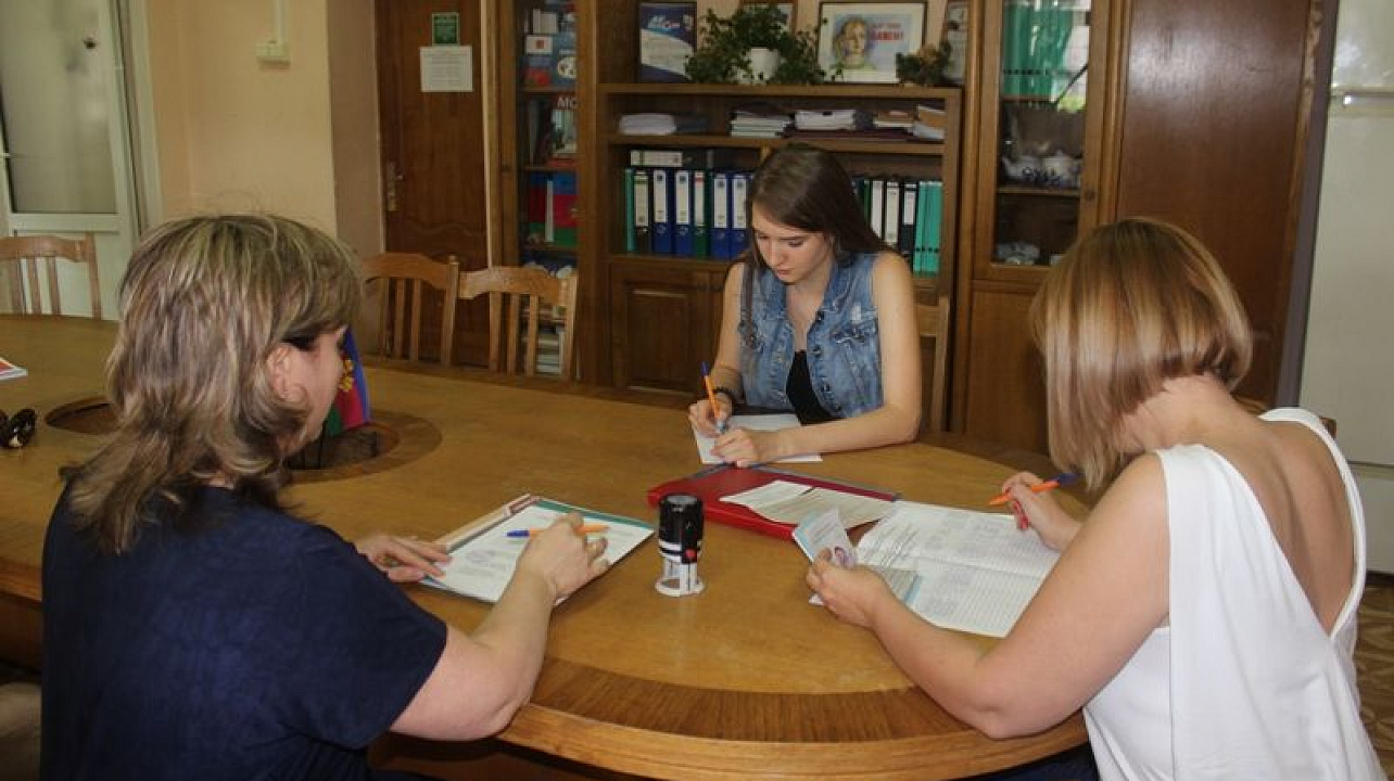 Жители Центрального округа начали получать открепительные удостоверения для голосования