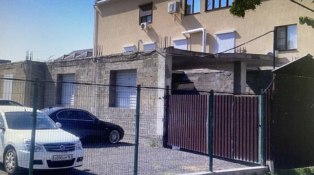 По ул. Индустриальной в Краснодаре сносят незаконную автомойку