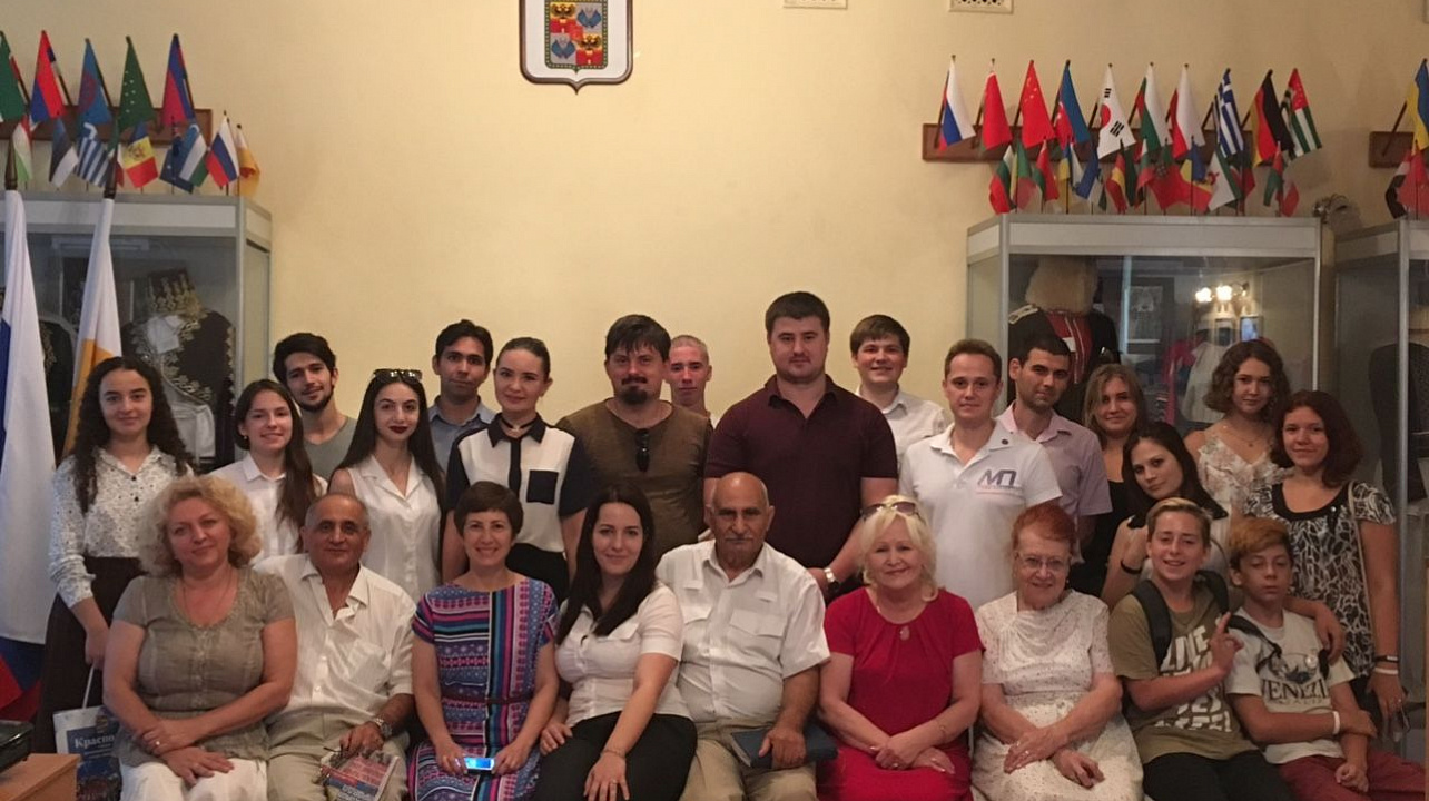 В заседании круглого стола, посвящённого Международному дню молодёжи, приняли участие председатели национально-.JPG