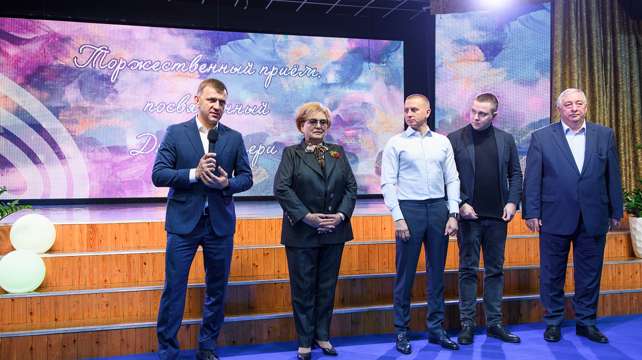 Евгений Наумов и Вера Галушко поздравили многодетных мам с наступающим праздником