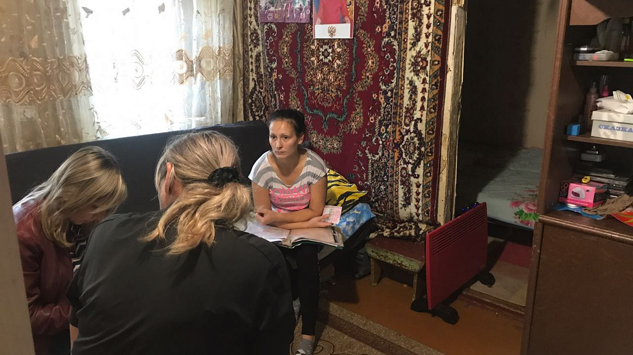 В Западном округе прошло рейдовой мероприятие по семьям, находящимся в социально опасном положении