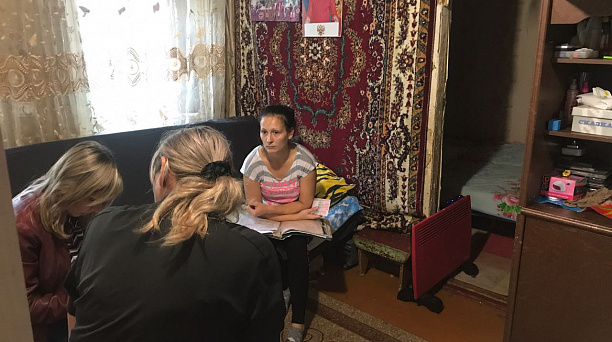 В Западном округе прошло рейдовой мероприятие по семьям, находящимся в социально опасном положении