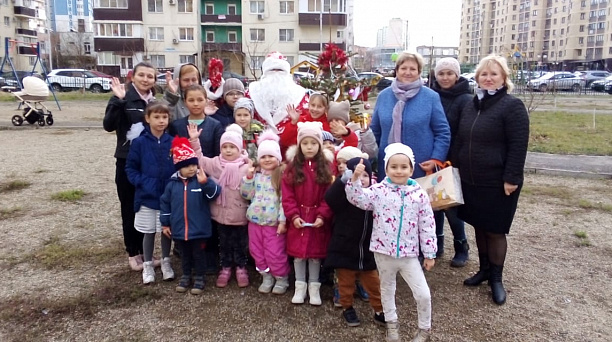 Во дворе дома № 101 по ул. 40-летия Победы состоялся предновогодний утренник