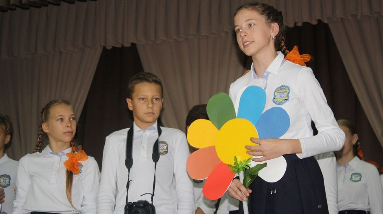 7 класс_спектакль по мотивам сказки Цветик-семицветик_Семь школьных желаний.jpg