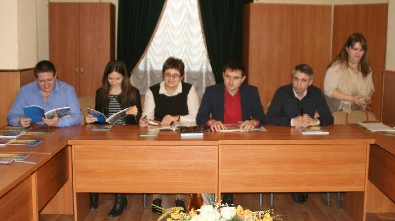 Сотрудники Общественно-информационного центра поделились опытом работы с молодёжью.JPG