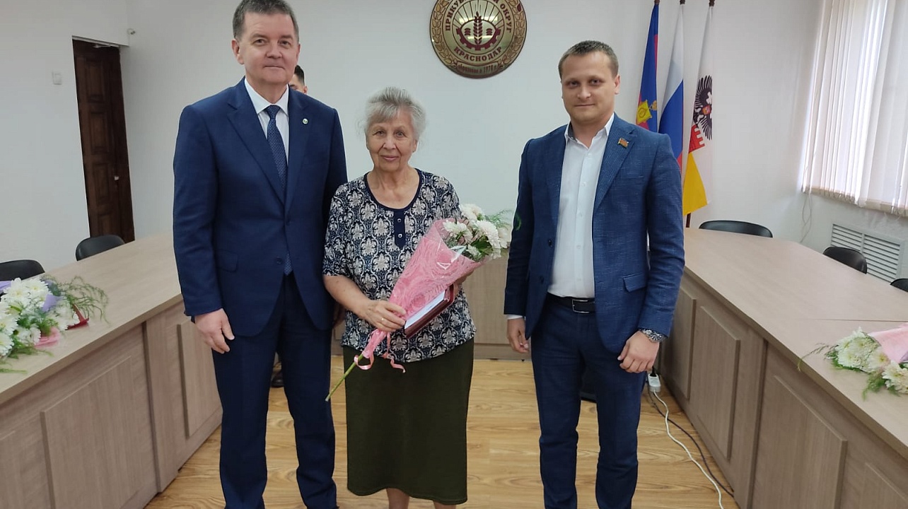 В администрации Прикубанского округа памятными медалями «За активное участие в территориальном общественном самоуправлении» наградили отличившихся общественников