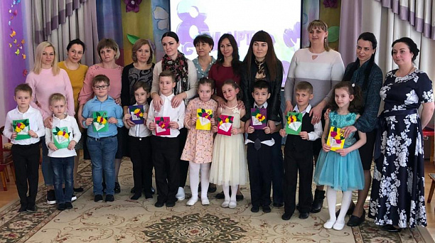 В младших дошкольных учреждениях Западного округа отметили 8 марта