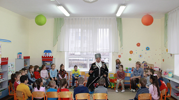 В детском саду № 234 прошла встреча с подъесаулом Юрием Михайловичем Кулабуховым