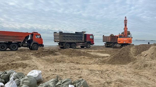 Краснодарские спасатели и волонтёры за двое суток вывезли с пляжей Анапы 2 460 кубометров мусора