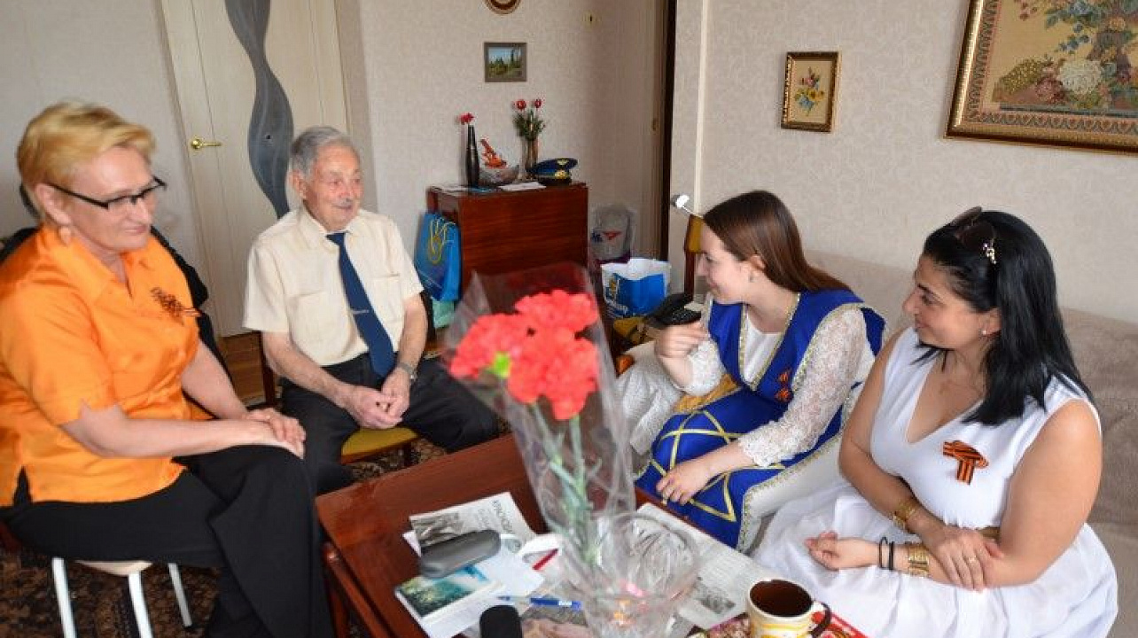 Молодёжь национально-культурных объединений – ветеранам Великой Отечественной войны (9).JPG