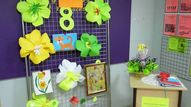 Выставка "Сувенир для мамы" прошла в Доме культуры Западного округа