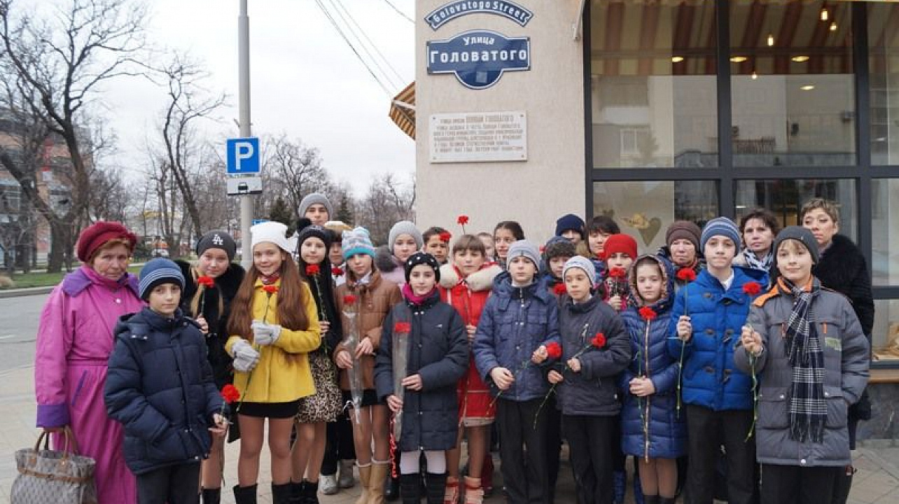 Учащиеся школы № 35 возложили цветы к памятной доске В.Головатого