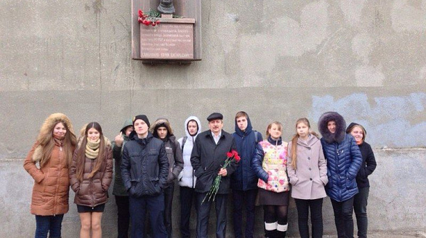 Учащиеся СОШ №19 возложили цветы к мемориальным доскам
