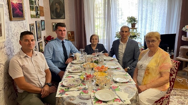 Со 100-летним юбилеем Людмилу Порфирьевну Велигура поздравил глава Прикубанского округа Евгений Беликов