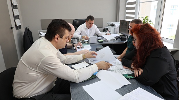 В администрации Центрального округа обсудили вопрос благоустройства детской площадки на ул. Выставочной, 1