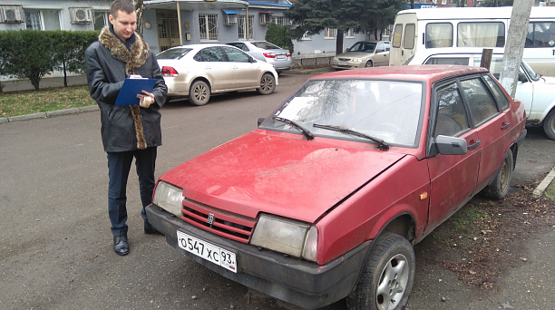 На территории Западного округа провели мониторинг улиц с целью выявления и уборки транспортных средств, брошенных собственниками