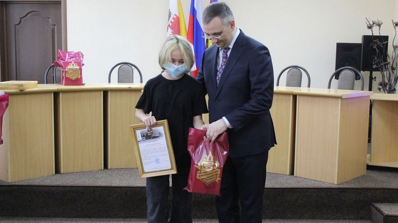 Школьники Центрального округа заняли призовые места в городском конкурсе рисунка и электронного плаката