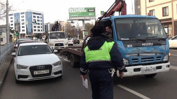 В Краснодаре от незаконно припаркованного транспорта очистили ул. им. Ленина
