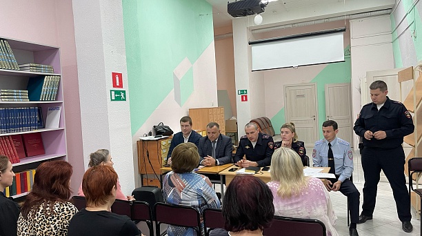 В Западном округе участковые уполномоченные полиции опорного пункта № 8 отчитались перед жителями о проделанной работе в 2024 году.