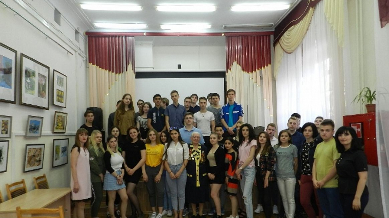 В библиотеке Западного округа состоялась литературно-музыкальная композиция «Эх, путь-дорожка фронтовая»