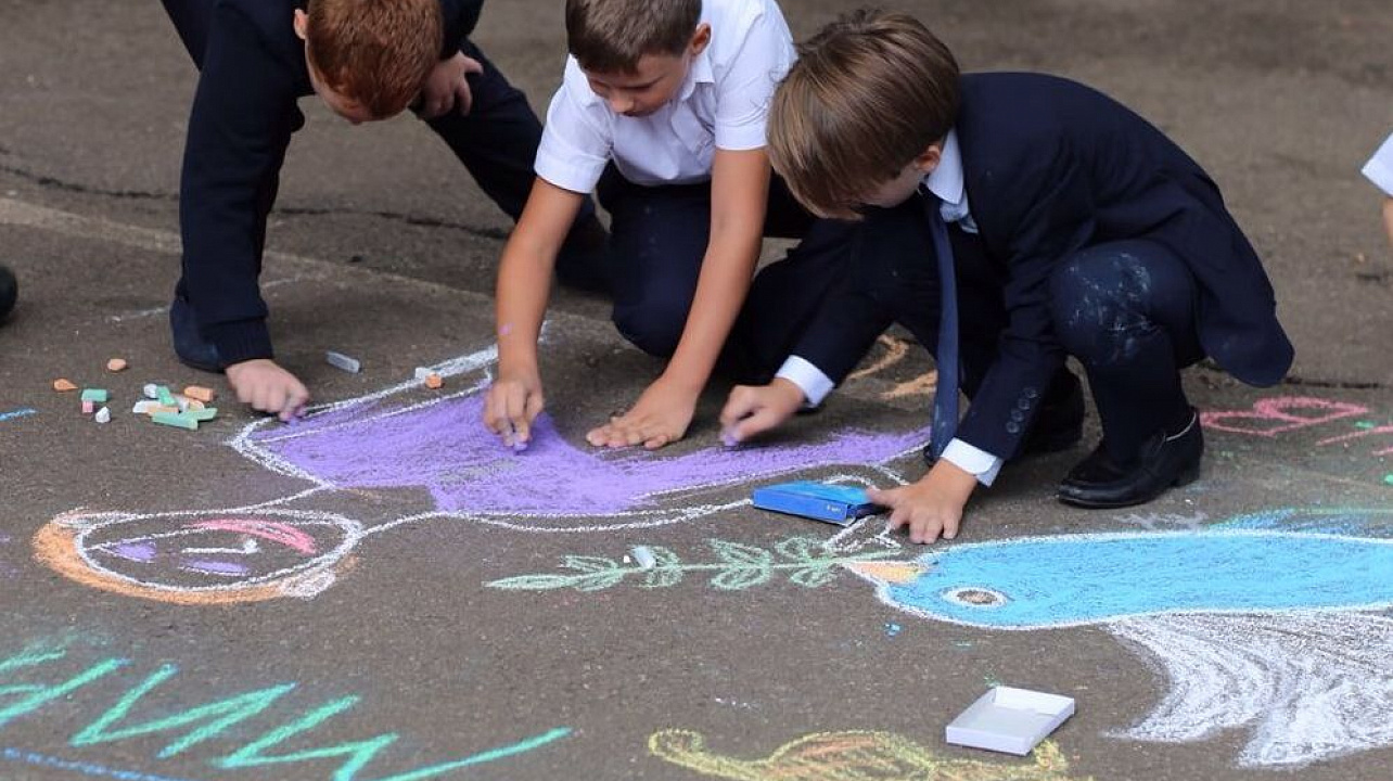 Школьники Центрального округа рисуют мир