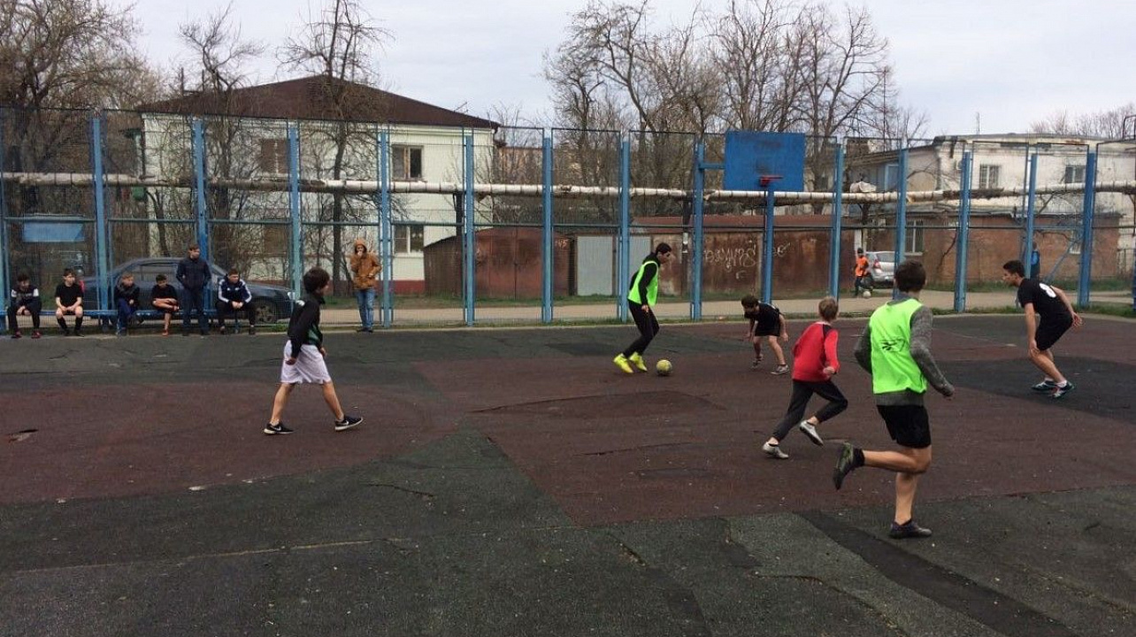 Стартовал первый этап весеннего турнира по мини-футболу среди дворовых команд