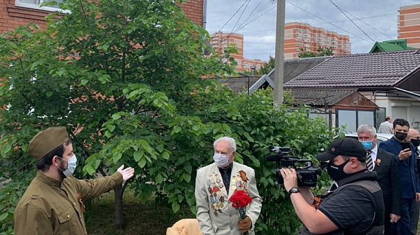 В День Победы ветеранов Краснодара поздравляют у их домов торжественным маршем и военными песнями