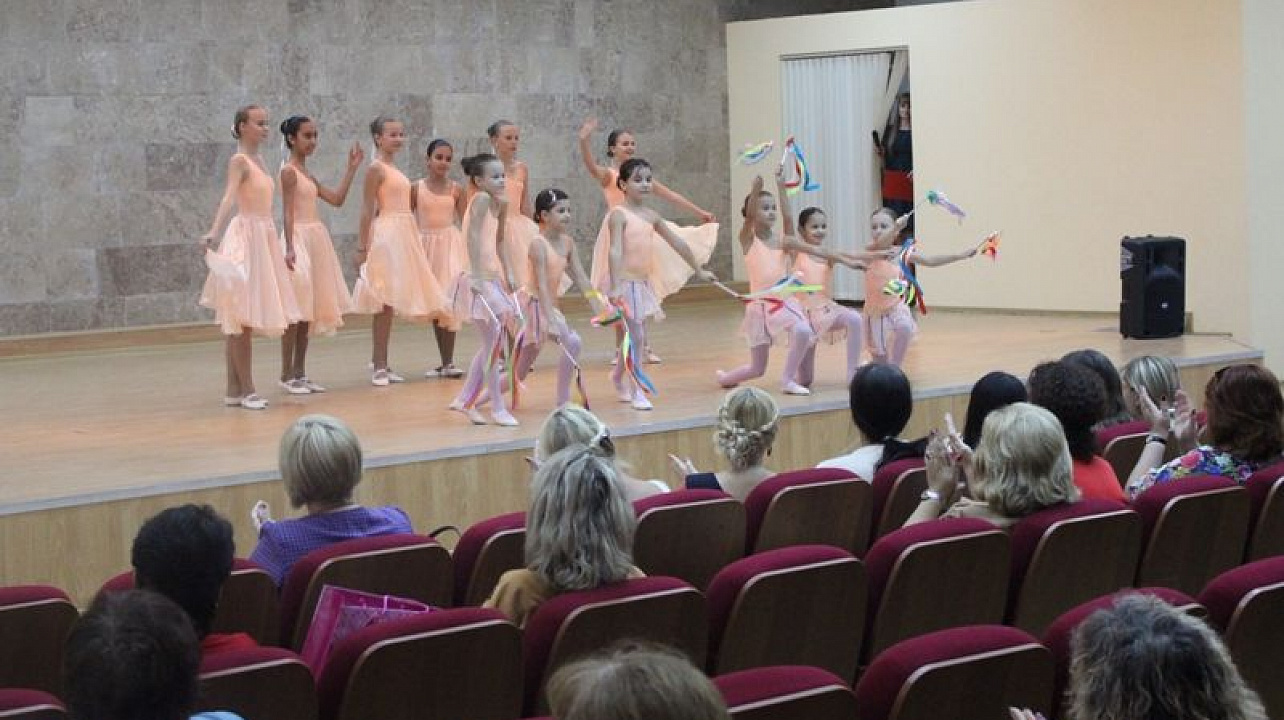 В Центральном округе поздравили педагогов с Днем учителя