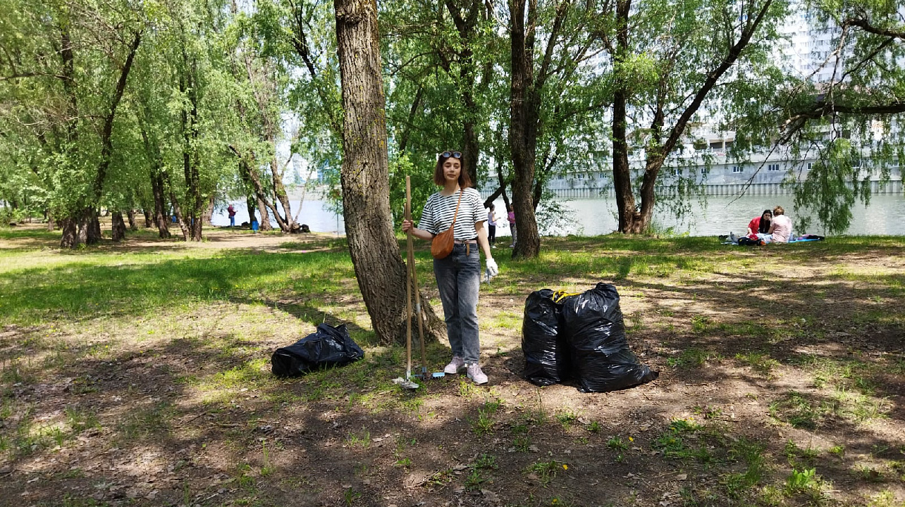 Сотрудники Центральной городской библиотеки им.Н.А.Некрасова провели экологическую акцию «Час чистоты» в парке «30-летия Победы»