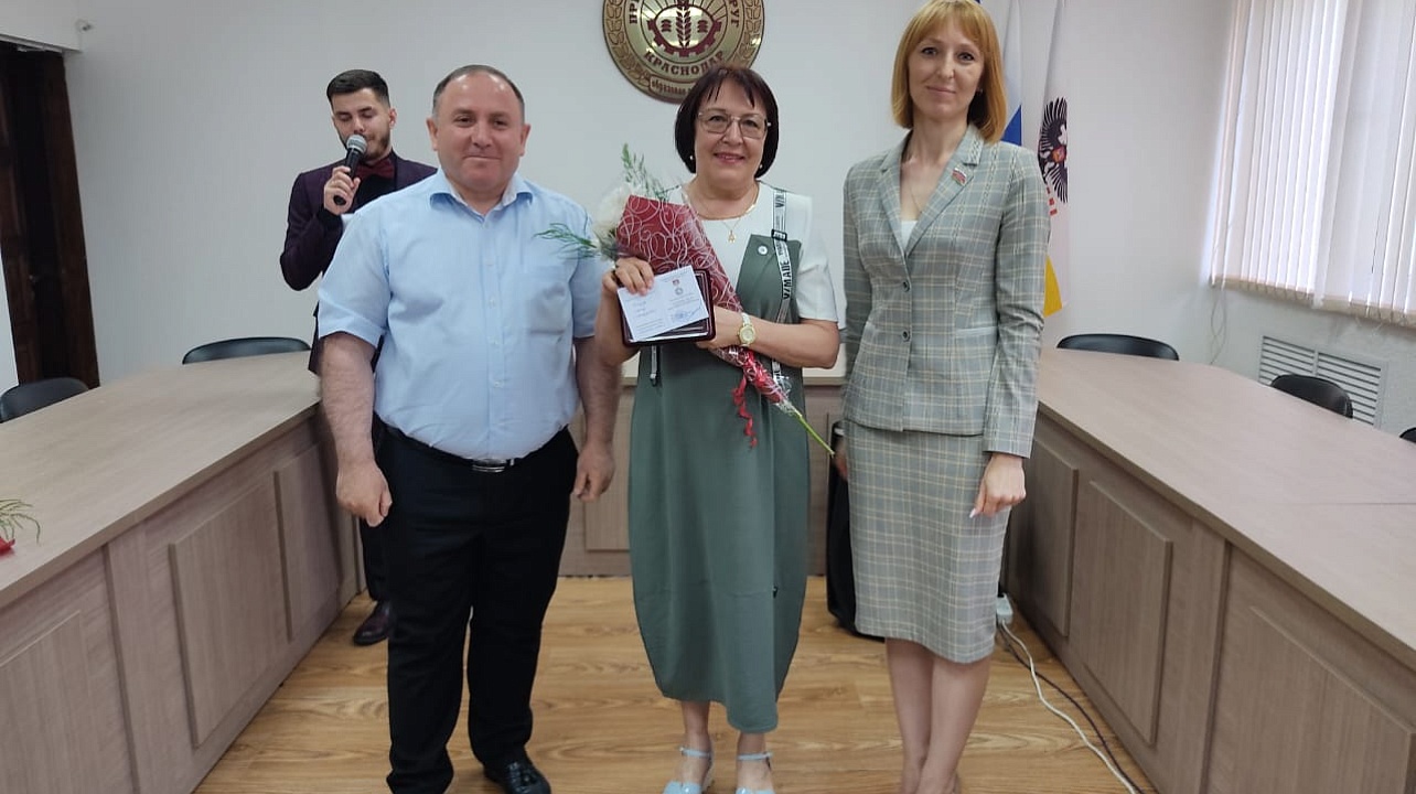 В администрации Прикубанского округа памятными медалями «За активное участие в территориальном общественном самоуправлении» наградили отличившихся общественников