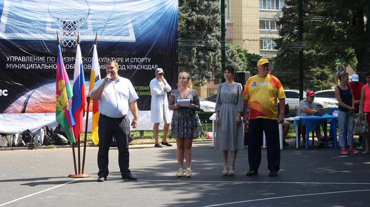 В сквере Дружбы стартовали зональные соревнования Всекубанского турнира по уличному баскетболу