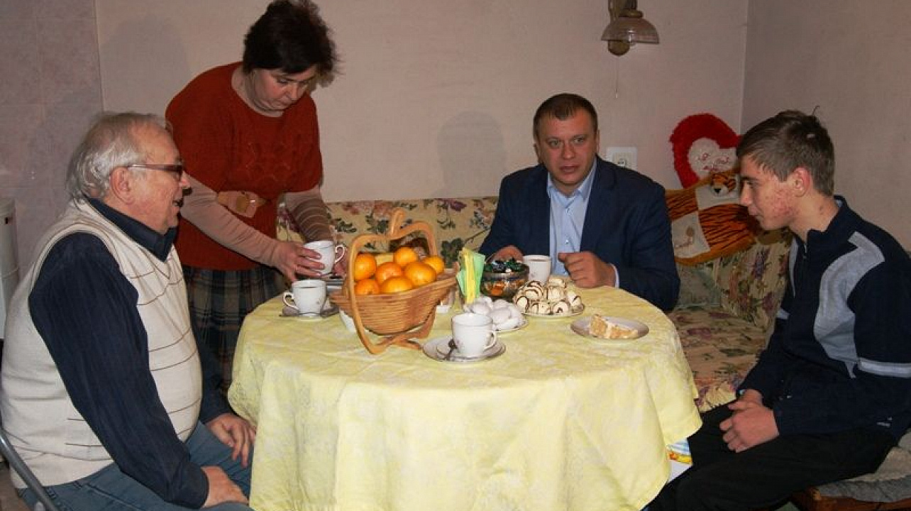 Глава Западного округа Дмитрий Логвиненко навестил  подростка – инвалида